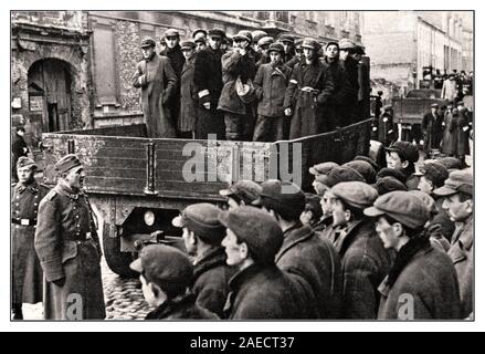 1941 WW2 ebrei di Varsavia GHETTO EBRAICO il lavoro forzato Jewish lavoro forzato, uomini il montaggio di una Germania Nazista autocarro dal ghetto di Varsavia Polonia 1941 WW2 Guerra Mondiale 2 una strada nel ghetto di Varsavia - il più grande ghetto in Polonia, con quasi mezzo milione di ebrei. Entro la fine del 1941 la maggior parte ebrei polacchi era stata spostata in ghetti. Il ghetto di Varsavia è stato anche usato temporaneamente per imprigionare Gli ebrei deportati da altri paesi sulla strada per il famigerato orribili nei campi della morte. Foto Stock