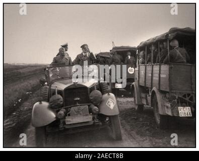 Vintage anni quaranta Adolf Hitler e Benito Mussolini nel personale militare revisione auto e salutando le truppe italiane in convoglio sul percorso a fronte di guerra Foto Stock