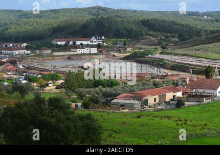 Entroterra artigianale per la produzione di sale in Rio Maior, Santarem distretto (Portogallo centrale) Foto Stock