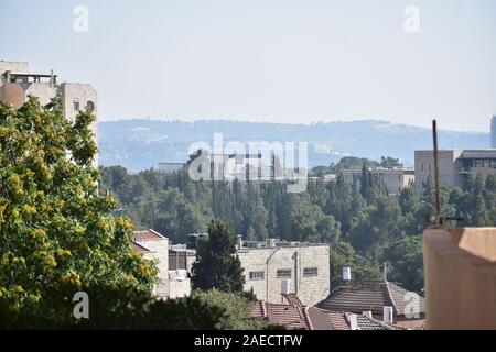 Vista del paesaggio di Gerusalemme Ovest, montagne sullo sfondo Foto Stock