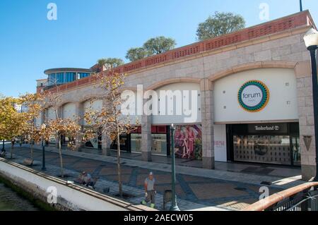 Forum Aveiro un grande centro commerciale all'aria aperta sulle rive del fiume canale, Aveiro, Portogallo. Foto Stock