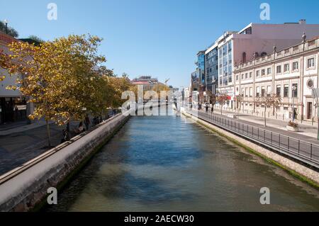 Forum Aveiro un grande centro commerciale all'aria aperta sulle rive del fiume canale, Aveiro, Portogallo. Foto Stock