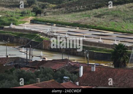 Entroterra artigianale per la produzione di sale in Rio Maior, Santarem distretto (Portogallo centrale) Foto Stock