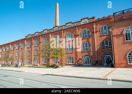 Ex piastrella ceramica fabbrica lungo il canale centrale Aveiro, Portogallo Foto Stock