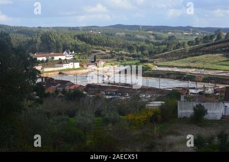 Entroterra artigianale per la produzione di sale in Rio Maior, Santarem distretto (Portogallo centrale) Foto Stock