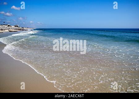 Acqua piccole onde che scorre sopra la sabbia sulla spiaggia marineland florida usa Foto Stock