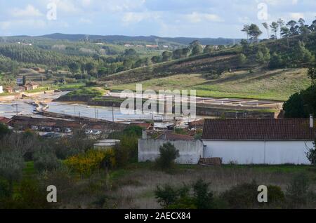 Entroterra artigianale per la produzione di sale in Rio Maior, Santarem distretto (Portogallo centrale) Foto Stock