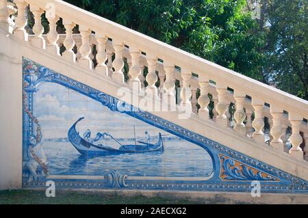 Tradizionale portoghese piastrelle blu arte in Aveiro city park, Aveiro, Portogallo Foto Stock