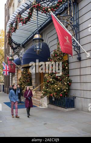 Arlington Street ingresso al Ritz Hotel ornato con decorazioni di Natale e gli alberi per la stagione festiva. Piccadilly, Londra, Inghilterra, Regno Unito Foto Stock