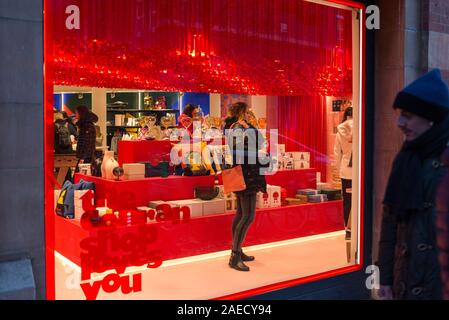 Persone visto attraverso la finestra di shopping in negozio Conran, Marylebone High Street, London, England, Regno Unito Foto Stock