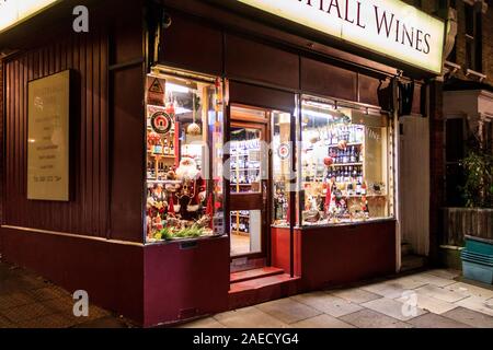 Un indipendente off-licenza e venditore di vino nella zona nord di Londra, Regno Unito Foto Stock