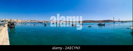 Baia di Marsaxlokk con barche, Malta, Europa Foto Stock