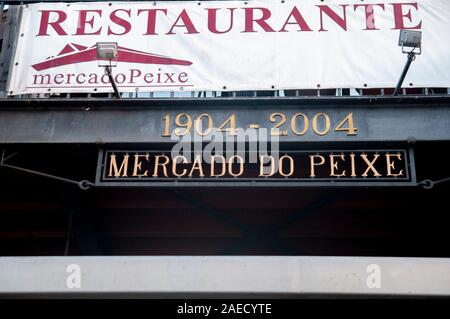 Esterno del il principale mercato del pesce, Aveiro, Portogallo stabilito nel 1904 Foto Stock