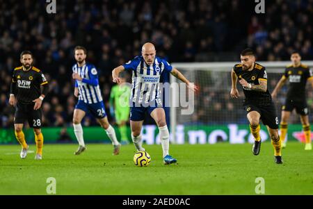 Brighton e Hove, Regno Unito. 08 Dic, 2019. Aaron Mooy di Brighton & Hove Albion (18) in azione durante il match di Premier League tra Brighton e Hove Albion e Wolverhampton Wanderers presso la American Express Community Stadium di Brighton e Hove, Inghilterra il 8 dicembre 2019. Foto di Edward Thomas/prime immagini multimediali. Credito: prime immagini multimediali/Alamy Live News Foto Stock