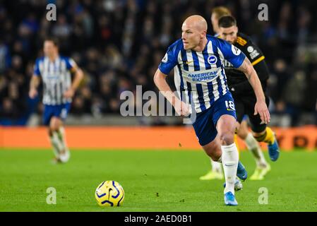 Brighton e Hove, Regno Unito. 08 Dic, 2019. Aaron Mooy di Brighton & Hove Albion (18) durante il match di Premier League tra Brighton e Hove Albion e Wolverhampton Wanderers presso la American Express Community Stadium di Brighton e Hove, Inghilterra il 8 dicembre 2019. Foto di Edward Thomas/prime immagini multimediali. Credito: prime immagini multimediali/Alamy Live News Foto Stock