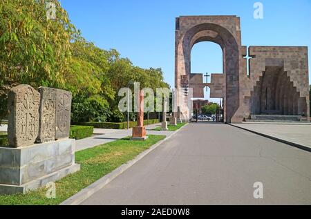 La Porta di San Gregorio con la Open-air Altare della Cattedrale di Etchmiadzin in Vagharshapat Città, Armenia Foto Stock
