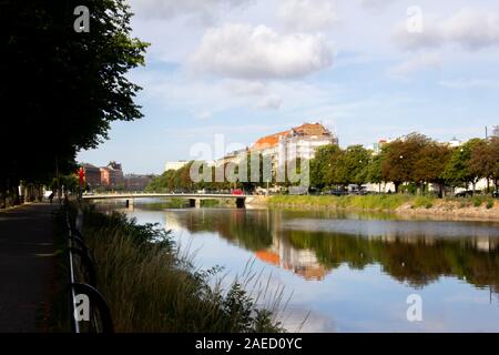 Gli alberi e gli edifici sono fare riflessioni nei canali di Malmö, Svezia, in una calda mattina d'estate Foto Stock