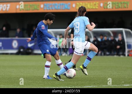 Kingston, Regno Unito. 17 Nov, 2019. So-Yun Ji di Chelsea ladies prendono un colpo passato Caroline stramazzo del Manchester City le donne durante la Barclaycard FA DONNA Super League match tra Chelsea e Manchester City al Cherry Red Records Stadium, Kingston, domenica 8 dicembre 2019. (Credit: Jacques Feeney | MI News) La fotografia può essere utilizzata solo per il giornale e/o rivista scopi editoriali, è richiesta una licenza per uso commerciale Credito: MI News & Sport /Alamy Live News Foto Stock