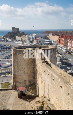 Torre del Castello di Tarifa nella provincia di Cadice, Spagna. Essa fu costruita nel 960 dall'Abd-ar-Rahman III, Califfo di Córdoba.. Foto Stock