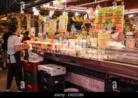 Un enorme varietà di succhi di frutta naturali sul display e per la vendita in al Mercado de la Boqueria di Barcellona. Foto Stock