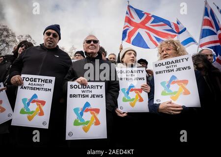 Londra, Regno Unito. 8 dicembre 2019. Insieme contro l' antisemitismo di dimostrazione e di rally in piazza del Parlamento. I membri della comunità ebraica e altri sostenitori si riuniscono per esprimere le loro preoccupazioni sulle questioni di antisemitismo verso gli Ebrei britannici nella vita pubblica e l'aumento dei crimini di odio. Credito: Guy Corbishley/Alamy Live News Foto Stock