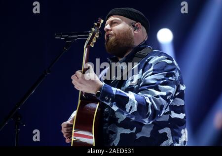 Tom Walker esegue sul palco durante il giorno due di capitale il Jingle Bell Ball con sede a Londra la O2 Arena. Foto Stock