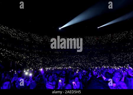 Tifosi guardare Tom Walker eseguire sul palco durante il giorno due di capitale il Jingle Bell Ball con sede a Londra la O2 Arena. Foto Stock