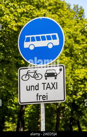 Düsseldorf, ambientale corsia su Prinz-Georg-Strasse, nel quartiere di Pempelfort, solo i taxi, ciclisti, autobus e automobili sono ammessi a guidare in t Foto Stock