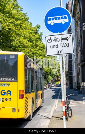 Düsseldorf, ambientale corsia su Prinz-Georg-Strasse, nel quartiere di Pempelfort, solo i taxi, ciclisti, autobus e automobili sono ammessi a guidare in t Foto Stock