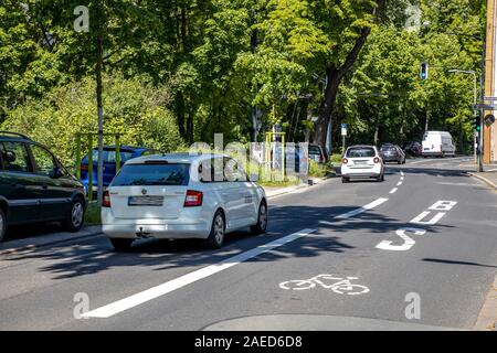 Düsseldorf, ambientale corsia su Prinz-Georg-Strasse, nel quartiere di Pempelfort, solo i taxi, ciclisti, autobus e automobili sono ammessi a guidare in t Foto Stock