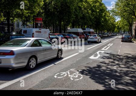 Düsseldorf, ambientale corsia su Prinz-Georg-Strasse, nel quartiere di Pempelfort, solo i taxi, ciclisti, autobus e automobili sono ammessi a guidare in t Foto Stock