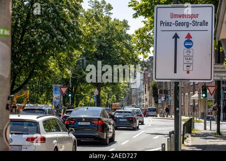 Düsseldorf, ambientale corsia su Prinz-Georg-Strasse, nel quartiere di Pempelfort, solo i taxi, ciclisti, autobus e automobili sono ammessi a guidare in t Foto Stock