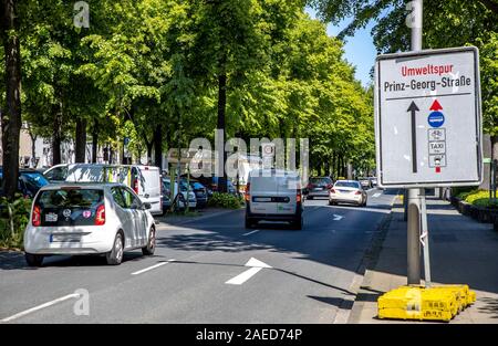 Düsseldorf, ambientale corsia su Prinz-Georg-Strasse, nel quartiere di Pempelfort, solo i taxi, ciclisti, autobus e automobili sono ammessi a guidare in t Foto Stock