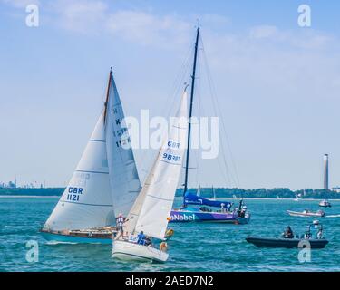 Isola di Wight , agosto 2018 barche a vela in Cowes Week , Isola yacht race ha avuto luogo al largo della costa meridionale dell'Inghilterra, Foto Stock