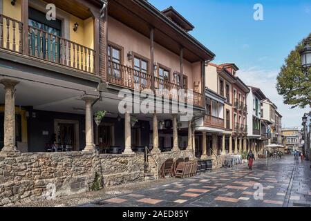 Costruito nel XVII secolo, Galiana Street è una delle più famose e frequentate della città di Avilés, Principato delle Asturie, Spagna, Europa. Foto Stock