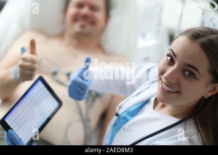 Felice medico donna con paziente Foto Stock