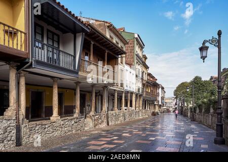 Costruito nel XVII secolo, Galiana Street è una delle più famose e frequentate della città di Avilés, Principato delle Asturie, Spagna, Europa. Foto Stock