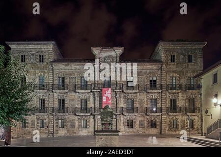 Scuola superiore di arte del Principato delle Asturie nel XVII secolo in stile barocco. Palazzo Camposagrado nel villaggio di AVILES, Spagna, Europa. Foto Stock