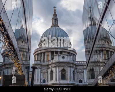 La Cattedrale di St Paul, riflesso nel vetro di una nuova modifica, Shopping Centre di Londra, Regno Unito, GB.
