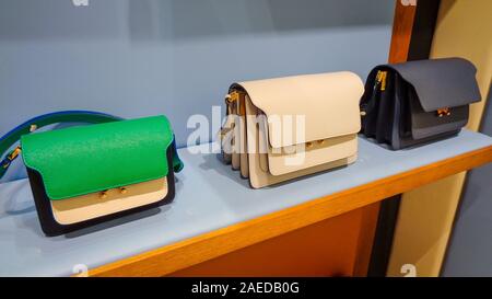 Con il marchio di lusso borsa in pelle all'interno del famoso centro shopping Galerie La Fayette a Parigi, Francia Foto Stock