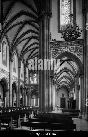 Interno della chiesa di San Tommaso di Canterbury, la nuova chiesa di Sabugo della città di Aviles, Principato di Aspurias, Spagna, Europa Foto Stock