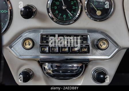 Ingegneria europea in Classic Cars ha avuto un molto più semplice dashboard con solo le manopole e i pulsanti per funzioni semplici. Foto Stock