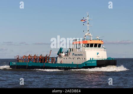 Acta offshore marino alimentazione di servizio nave LIBERTY costiere sul fiume Elba Foto Stock