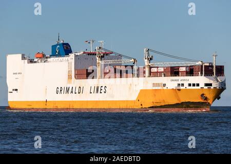 Linee di Grimaldi nave ConRo GRANDE AFRICA sul fiume Elba. Il Gruppo Grimaldi è un privato la società di spedizione in base a Napoli, Italia. Foto Stock