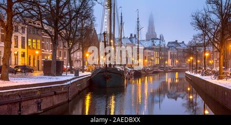 Storico delle navi a vela coperto di neve a Hoge der Aa quay su Winterwelvaart festival nella città di Groningen Foto Stock