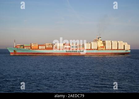 LUNA MAERSK sul fiume Elba. Maersk è il contenitore più grande nave operatore nel mondo. Foto Stock