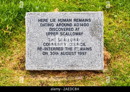 Lapide in memoria di re-interrment del xv secolo resti umani a Scalloway superiore delle Shetland. Foto Stock