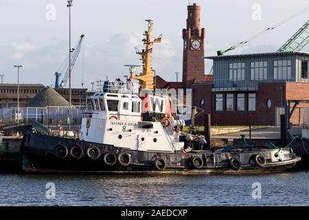 Rimorchiatore TAUCHER O. WULF 8 nel porto di Cuxhaven Foto Stock