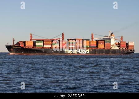 Hapag-Lloyd Container nave WASHINGTON EXPRESS sul fiume Elba. Hapag-Lloyd AG è un tedesco transnazionali basati su società di trasporto. Foto Stock