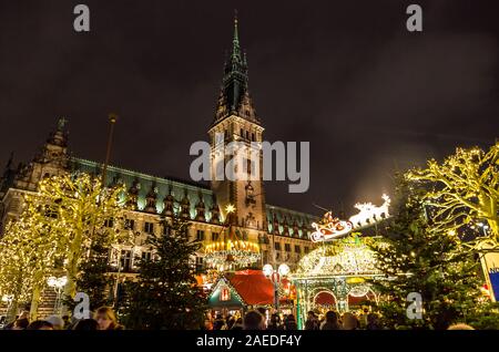 Amburgo, Germania - 14 dicembre 2018: Mercatino di Natale (Weihnachtsmarkt) presso la piazza del municipio di fronte dal Municipio di Amburgo. Il più popolare e più Foto Stock